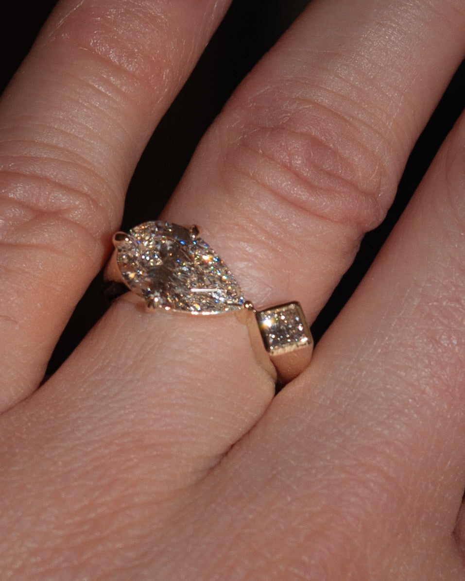 THE ASTRAPE RING | PEAR CUT TOI ET MOI