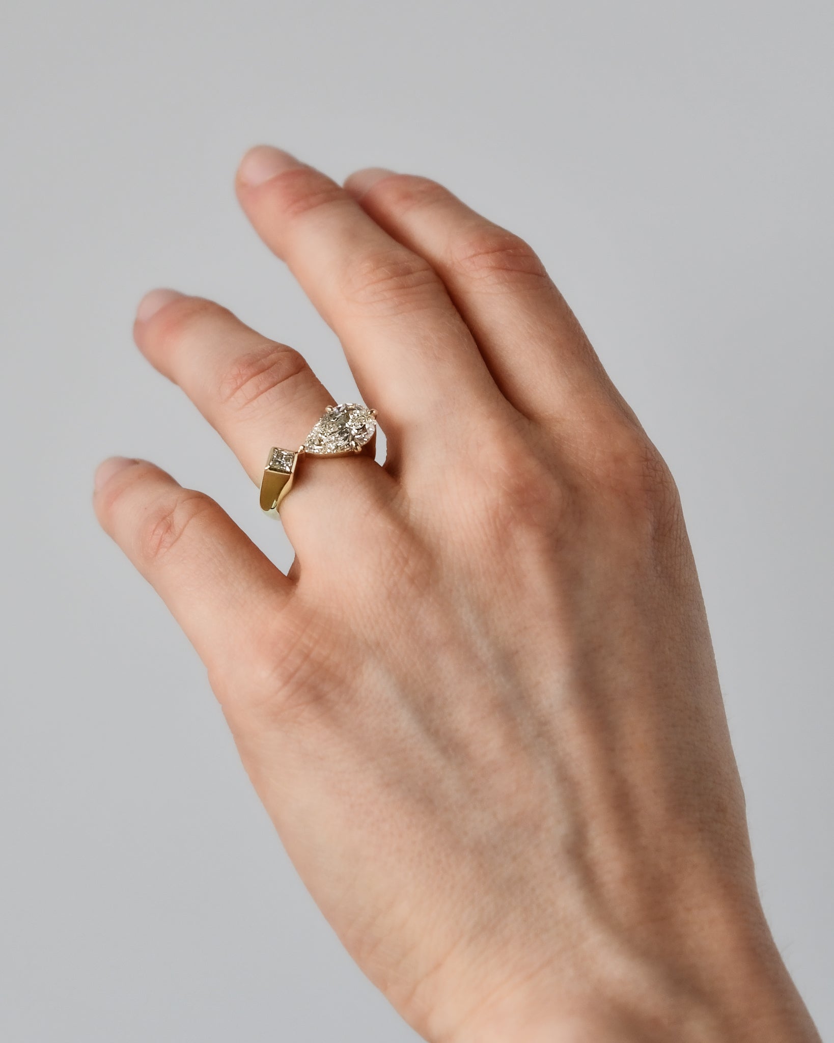 THE ASTRAPE RING | PEAR CUT TOI ET MOI