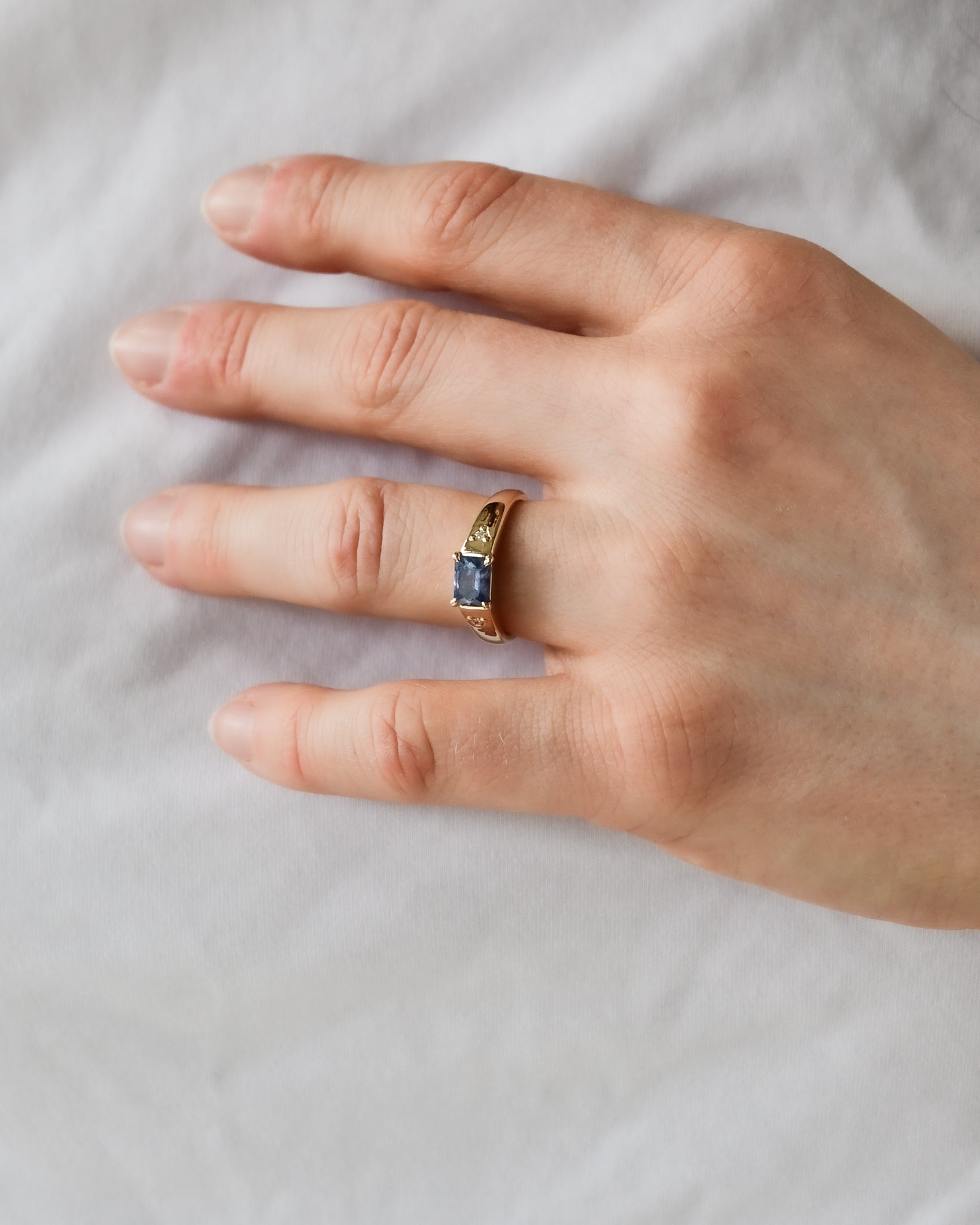 THE GAZER RING | CORNFLOWER BLUE SAPPHIRE
