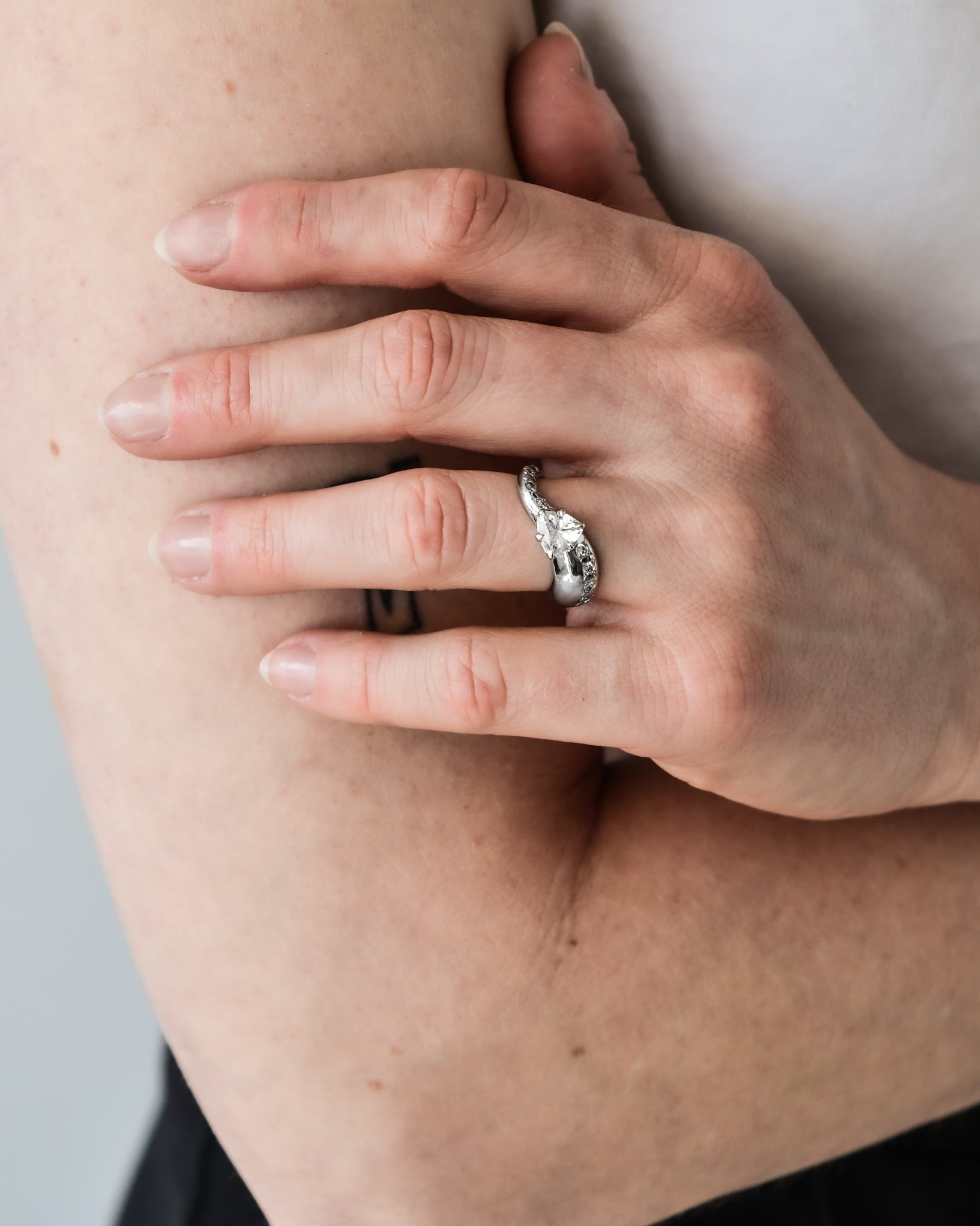 MIST RING | WHITE SAPPHIRE