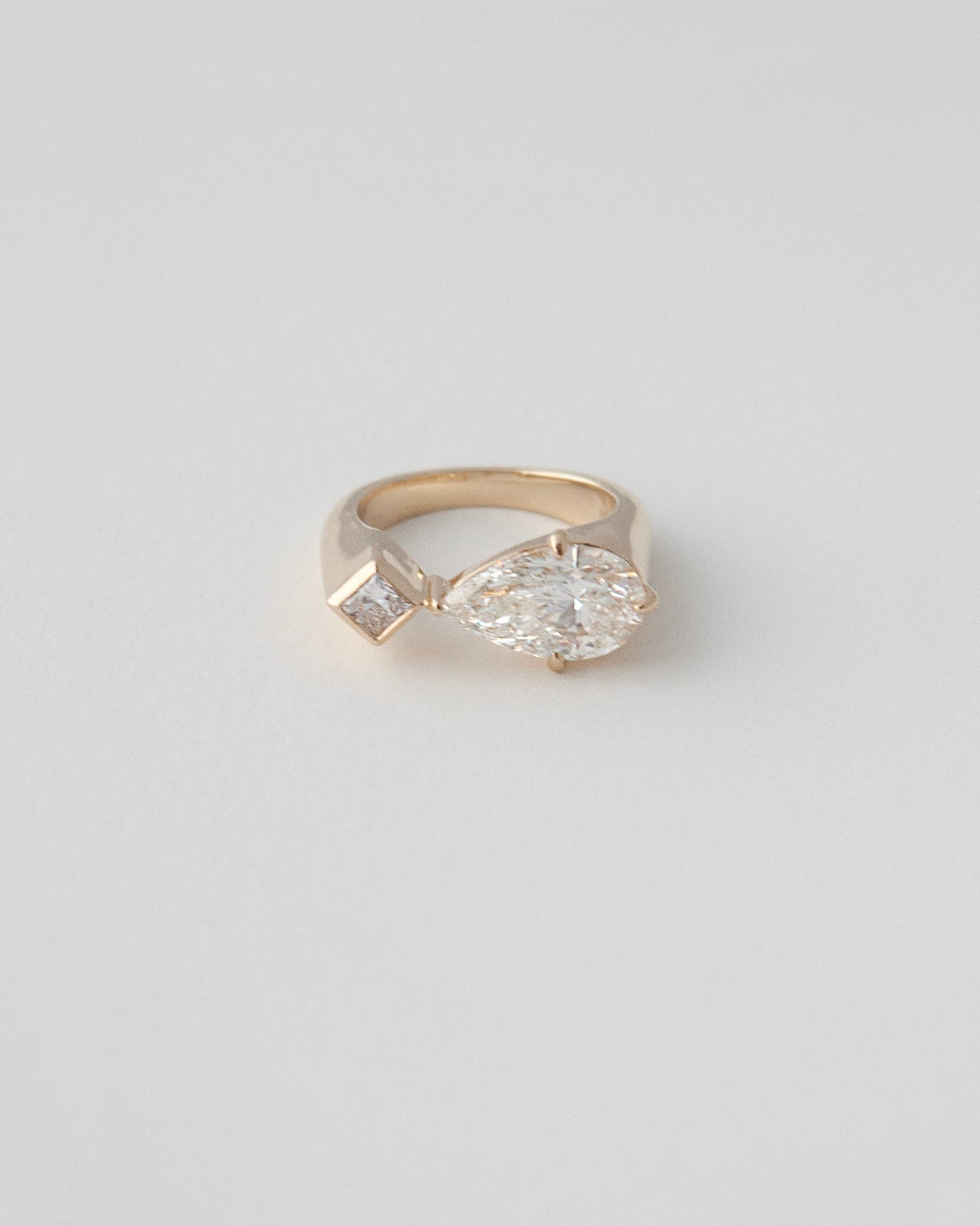 THE ASTRAPE RING | PEAR CUT TOI ET MOI