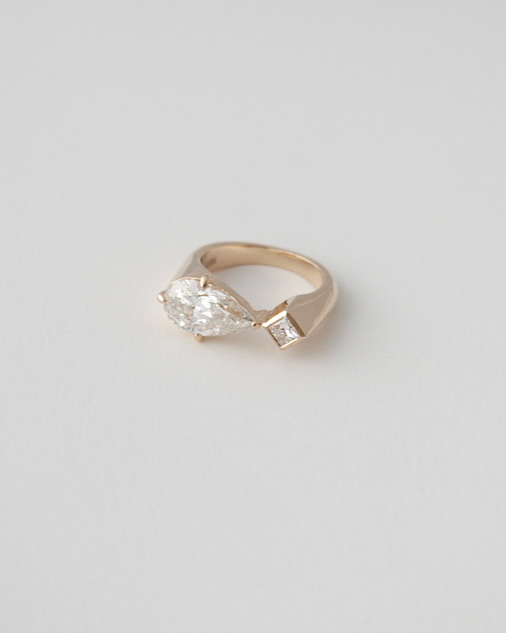 THE ASTRAPE RING | PEAR CUT TOI ET MOI