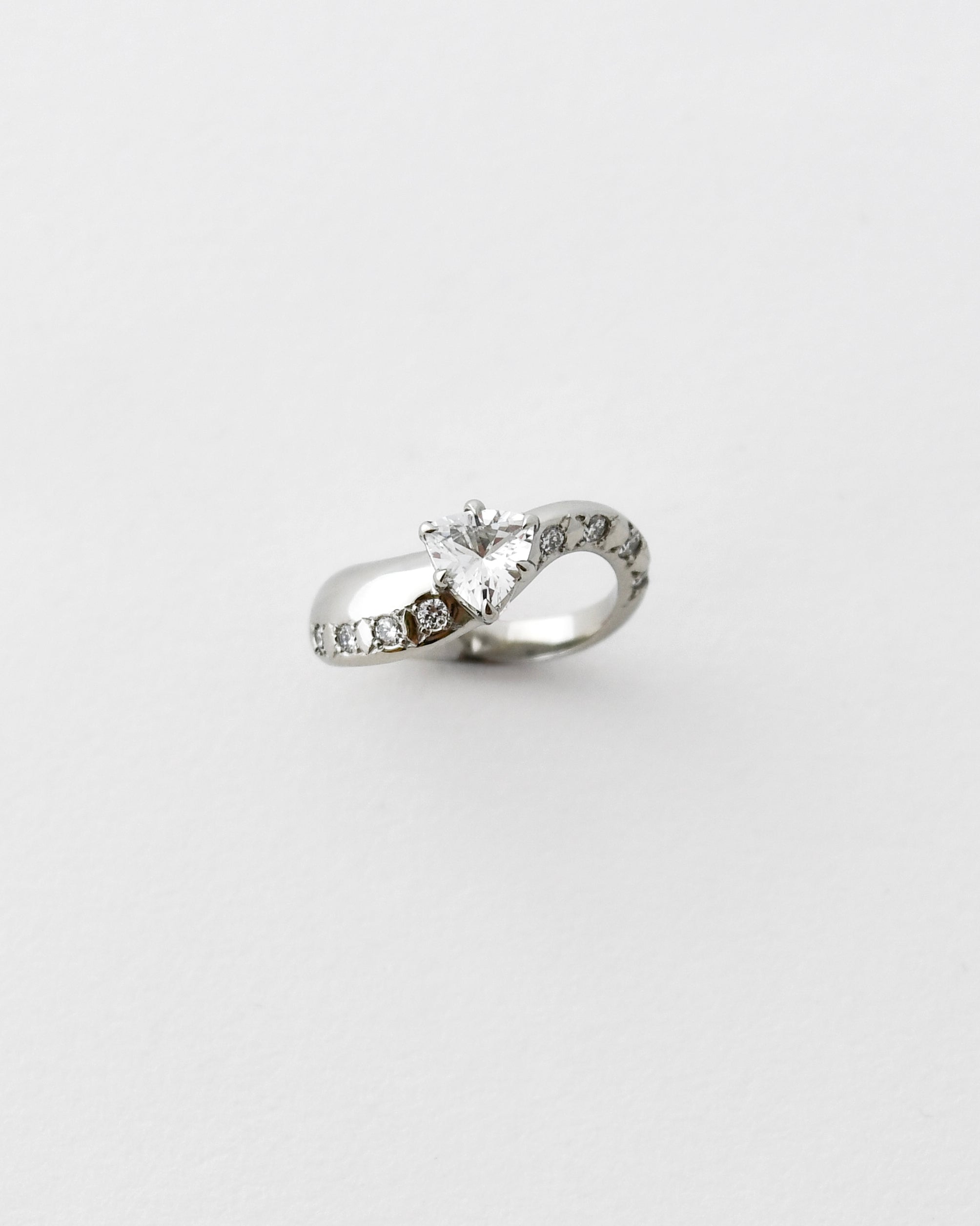 MIST RING | WHITE SAPPHIRE