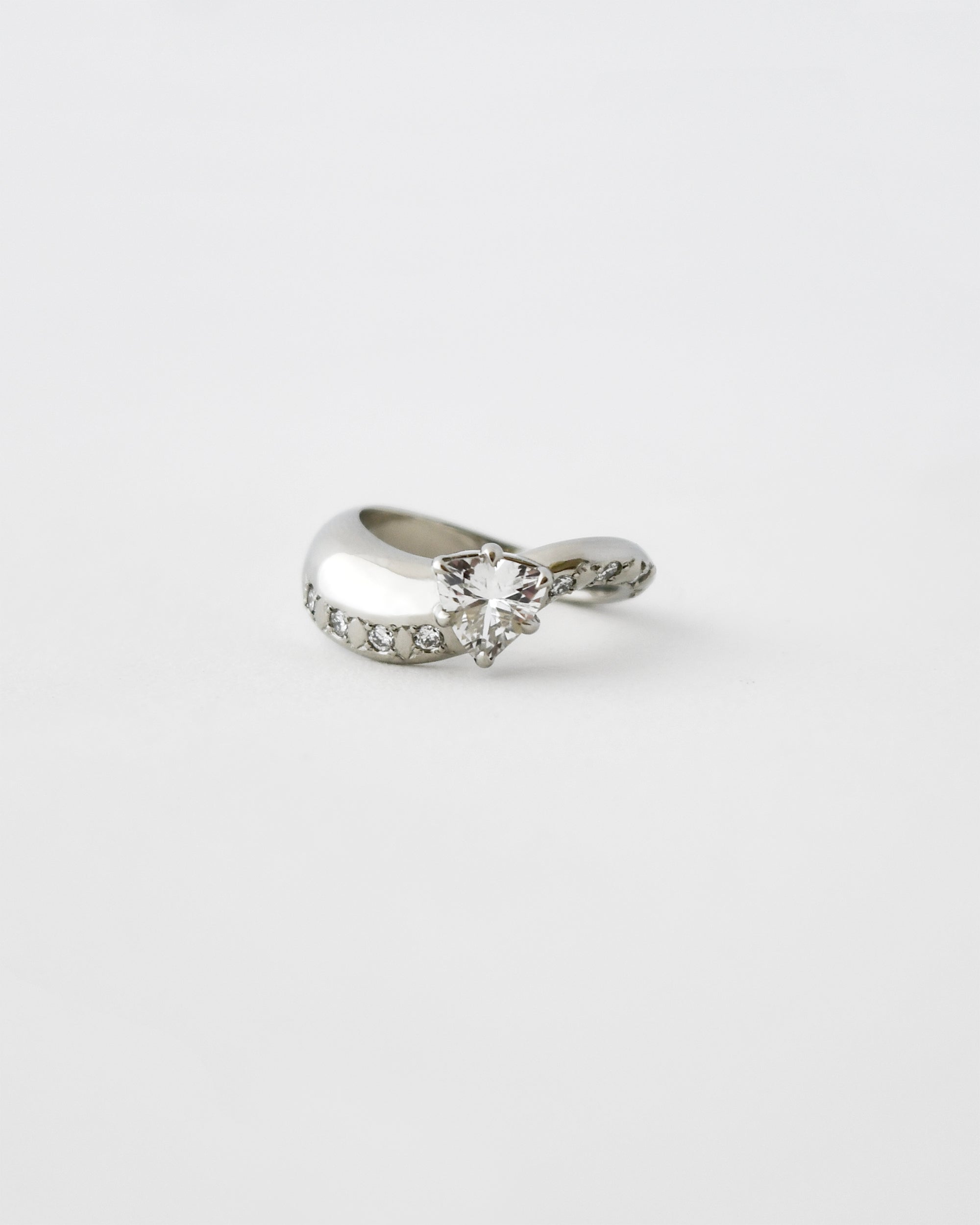 MIST RING | WHITE SAPPHIRE
